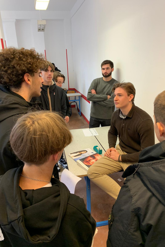 Elèves discutant - Ecole Maigret